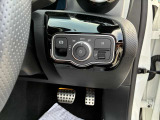 運転中にハンドルから手を離したり前方から目を逸らしたりすることなく、安全に各機能を操作する事ができます。