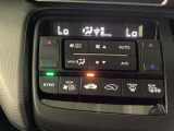 オートエアコンは左右席で独立温度コントロールが可能です。運転席はキンキンに冷やして助手席はマイルドにと言った設定が可能です。暑さ寒さでケンカすることもなくなりますね。