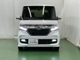 LEDヘッドライトを装備しています。LEDヘッドライトはとても明るく、雨の日や夜間走行も安全・安心です。オートライトコントロール付きで周囲の明るさに応じて自動で点灯・消灯します