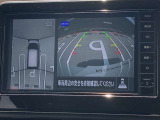 アラウンドビューモニターです。4つのカメラからの映像を合成・処理することで空から見下ろすような視点で周囲を確認でき、駐車時のクルマの位置確認がスムーズになります。