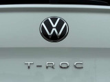 T-ROCのエンブレムがセンターに施されています。