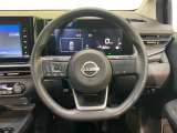 インテリアに合わせたデザインのステアリングは、運転される方のことも考え、運転しやすい形状、大きさです。是非一度、実際に触ってお確かめください。