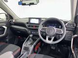 運転席まわりです。 各操作スイッチは使いやすい位置に配置されてます。