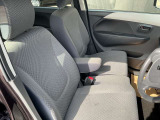 フロントシートにはセンターアームレスト付き、長時間の運転で疲れた腕を乗せてください。