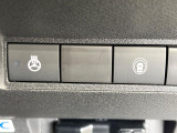 【ステアリングヒーター】冬場に冷たくなりやすい革巻きステアリングを、スイッチ一つで素早く適温に!エアコンよりも早く温まってくれるので、寒い日の運転も快適になりますね♪