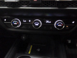オートエアコンは左右席で独立温度コントロールが可能です。シートヒーター付きで、冷えた車内でもスイッチを押せば数秒で座面と背もたれがあたたかくなります。