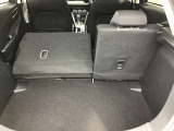 リヤシートを倒すと大きな荷物も搭載可能です。