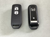 スマートキーを装備しています。鍵を差し込むことなくドアロックの開け閉めと、スタートボタン操作でのエンジンスタートができます。スペアキーも同じものを用意しております。