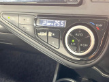 【オートエアコン】一度お好みの温度に設定すれば、車内の温度を検知し風量や温度を自動で調整。暑い&hellip;寒い&hellip;と何度もスイッチ操作をする必要はありません。快適な車内空間には必須の機能ですね♪