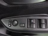 運転席から全ての窓の開閉ができます。ウィンドウロック機能はお子様のいたずら防止に有効です。
