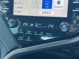 【左右独立温度コントロール式フルオートエアコン(DUAL/SYNC)】運転席側と助手席側でそれぞれ自由に温度設定ができ、快適な風量やモードなどを自動調整します