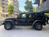 ホイールアーチが台形なのはJeepのみのデザインになり、ここを見てもJeepとすぐ分かります!