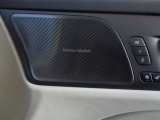 2人分のシートポジションとミラーの角度を記憶するメモリー機能スイッチ。ご主人、奥様などのポジションを記憶してくれるので、とても便利です。そして、ハーマンカードンのスピーカーが付きます。