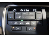 運転席と助手席の温度設定の変更が可能な左右独立タイプのデュアルエアコンです♪♪♪暑がりな人・寒がりな人も誰もが車内を快適にお過ごしいただけます♪♪♪