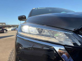 LEDヘッドランプ:ハロゲンランプの約2倍の光量でより明るく遠くを照らし、夜間走行時の視認性を高めます。