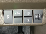 ハンドルの右側にはヘットライトリベライザーとHondaセンシング用のメインスイッチがついています。ヘッドライトリベライザーは道路状況や積荷の加重に応じてライトの高さを調節できます。