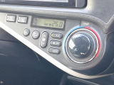 【オートエアコン】一度お好みの温度に設定すれば、車内の温度を検知し風量や温度を自動で調整。暑い&hellip;寒い&hellip;と何度もスイッチ操作をする必要はありません。快適な車内空間には必須の機能ですね♪