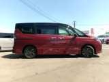 両側オートスライドドアですのでロック状態時ハンズフリーでスライドドアを開ける事が出来ます。