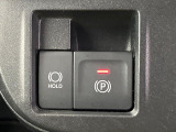 【電動パーキングブレーキ】パーキングブレーキは便利な電動式!ボタン一つで操作でき、アクセルを踏めば自動で解除されます