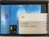 スマートキーは鍵をバッグに入れたままでもドアロックの開閉やエンジンのON・OFFができます。夜間や雨の日も鍵を探さなくて良いので便利です。