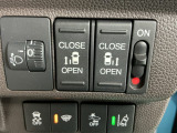 パワースライドドアの開閉はスマートキーのリモコンやドアノブは勿論、運転席側のスイッチ操作でも開閉ができ、安全・簡単です
