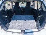 後部座席を倒すとこんなに広いスペースが現れます、急な荷物や大きな荷物にも対応できますね!