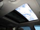 サンルーフ付きです。昼は気持ちよい風を取り入れたり、シェードを開けておくことにより車内が明るくなります。夜はシートを倒せば流れ星が流れたり星がたくさん見えるかも・・わくわくする装備ですね!