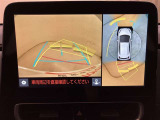 パノラミックビューモニター付きです。車両を上から見たような映像を画面に表示。運転席からの目視だけでは見にくい車両周辺の状況をリアルタイムでしっかりと確認できます。