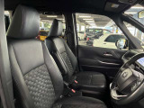 運転席の画像です。足元やシートまわりに余裕があり、リラックスした姿勢で運転が可能です。視界も良好で操作系へのアクセスもしやすく、快適で安心感のあるドライブをサポートします。
