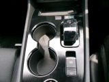 オートブレーキホールド。信号待ちなどの停車時に、ブレーキペダルを不に続けなくていなくても自動的にブレーキ力がキープされる機能です。アクセルペダルを踏めば、ブレーキが解除され発進が可能です。