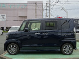当社の車両には『安心して車選びをしていただくために』お支払い総額を表示しております。税金、自賠責保険料、登録費用、リサイクル料金が含まれており、県内登録及び届出で店頭納車の場合になります。