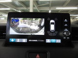 バックカメラの画像です。ガイドラインがスムースな車庫入れをサポートいたします。車庫入れの安心感がアップしますね。