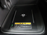 置くだけでワイヤレスで充電可能です。