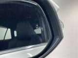 ブラインドスポットモニター(BSM)を装備しています。隣を走る車両が死角に入るとミラー内LEDインジケーターが点灯。さらに、ウィンカーを出すとインジケーターが光って点滅して注意を促してくれます。