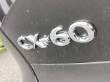 精緻に象られた立体的な「CX-60」車名エンブレム。美しく輝くクロームメッキの質感と洗練されたフォントが、マツダ新世代フラッグシップSUVにふさわしい品格とプレミアムな所有感を醸し出します。