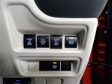 両側電動スライドドアのスイッチ付です。車内からもスイッチひとつで楽にドアの開閉が可能です。 アダプティブハイビームシステムスイッチ。