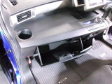 助手席側のグローブボックスです。車検証などを入れておくことができます。