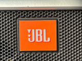 【JBLサウンドシステム】メーカーオプションの高品位サウンドシステムを搭載。専用のチューニングが施された大小様々なスピーカーから良質なサウンドが奏でられ、臨場感あふれる音響空間を演出します。