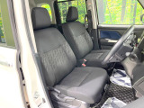 運転席まわりには十分なスペースがあり、大柄な方でもゆったり運転していただける環境です。