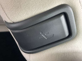 助手席背もたれを倒すとテーブルとして使用できます。また室内に長尺物つ積み込む時も便利です。
