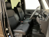 ベンチシート形状で足元も含め広々ゆったり座っていただけます。運転席側に装備してますセンターコンソールボックスを利用頂くとセパレートしてリラックス、ベンチにして開放的に2タイプお好みに合わせ使えます。