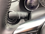 レバーをAUTOの位置にしているとき、レインセンサーが雨を感知すると、雨量に応じてワイパーが自動で作動してくれるオートワイパーを装備!設定変更で非作動にすると、間欠作動に固定されます。
