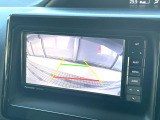 【バックカメラ】駐車時に後方がリアルタイム映像で確認できます。大型商業施設や立体駐車場での駐車時や、夜間のバック時に大活躍!運転スキルに関わらず、今や必須となった装備のひとつです!