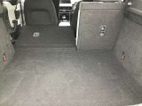 リヤシートを倒すと大きな荷物も搭載可能です。