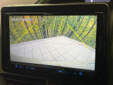 【バックカメラ】駐車時に後方がリアルタイム映像で確認できます。大型商業施設や立体駐車場での駐車時や、夜間のバック時に大活躍!運転スキルに関わらず、今や必須となった装備のひとつです!
