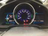 ハイブリット車専用のメーターです。中央のスピードメーターより左右のサブデスプレイで燃費や動力伝達などの情報が見れるようになっています。