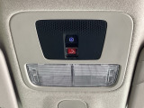 緊急通報ボタンは天井にあります。運転中の体調不良や、エアバッグの作動しない事故の際には押してください。
