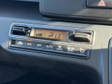 【オートエアコン】一度お好みの温度に設定すれば、車内の温度を検知し風量や温度を自動で調整。暑い&hellip;寒い&hellip;と何度もスイッチ操作をする必要はありません。快適な車内空間には必須の機能ですね♪