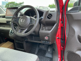 運転席はドリンクホルダーがついてます。ハンドル下とセレクターの下に小物入れがあって、ちょい置きに便利です。シガーソケットもシフトセレクターの下に付属します。