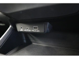 エアコンのスイッチの下には、充電にも使用できるナビ接続用USB端子があります。AUX端子にオーディオプレーヤーが接続できます。